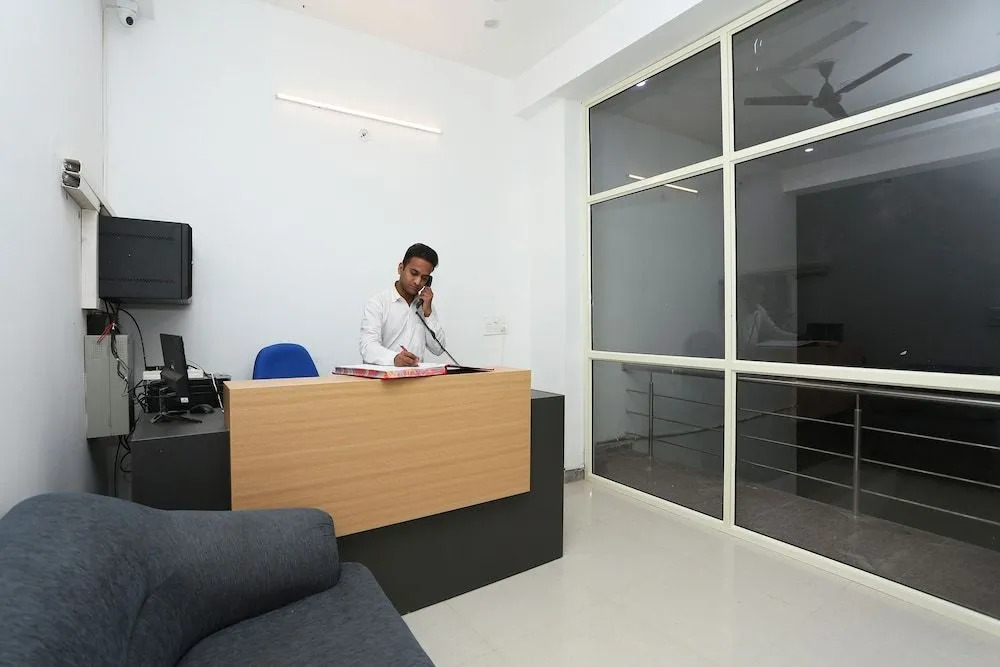 Oyo Flagship 27685 Sector 70