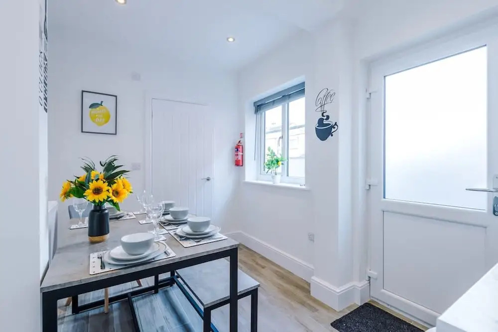 Ideal for Contractors Long Term Stays Sleeps 8