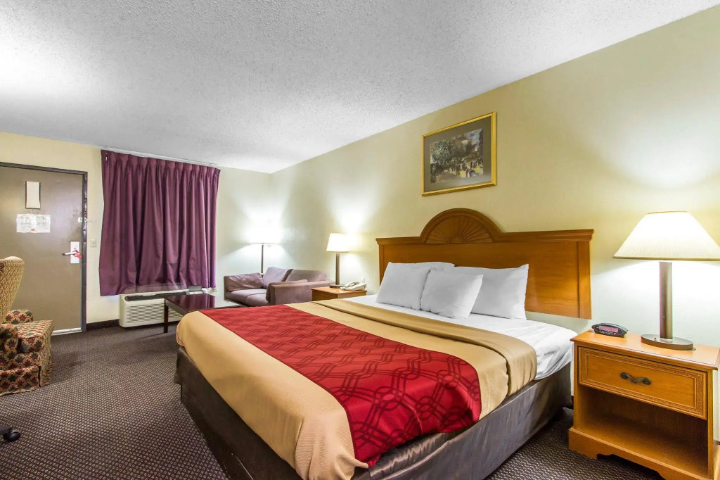 Econo Lodge & Suites Clarksville near Governors Square Mall