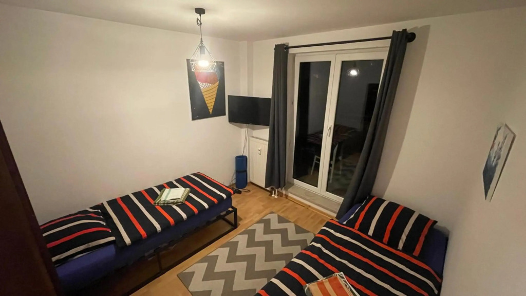 Live easy with balcony,Netflix, quiet, close to Football stadium, direct train connection, Espresso maker