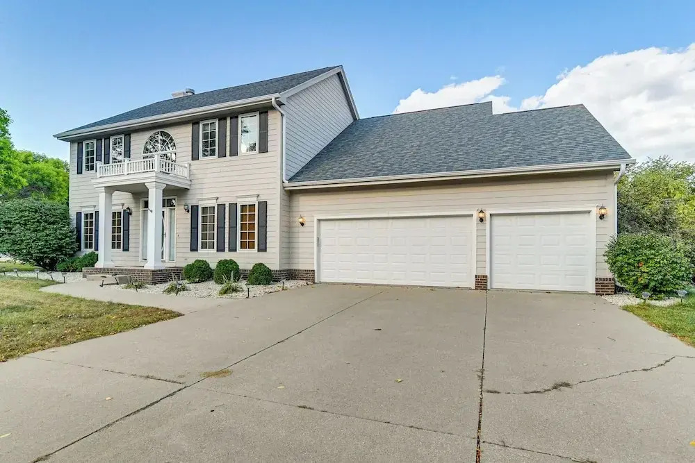 Des Moines Suburb Stay w/ Spacious Layout & Deck!