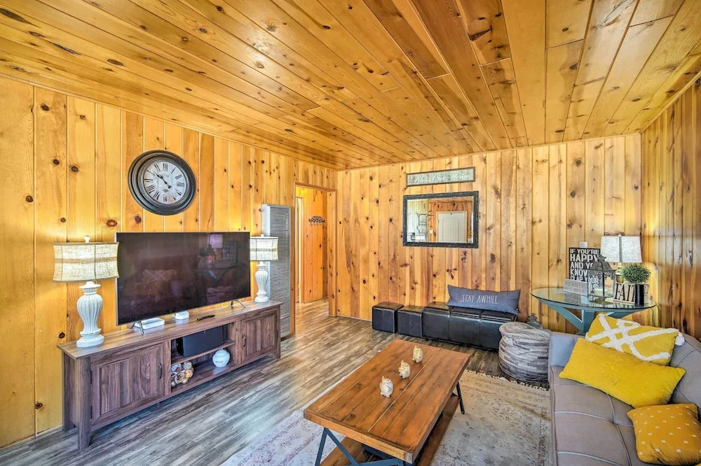 Mountain Chalet in Big Bear City, 5 Mi to Lake!