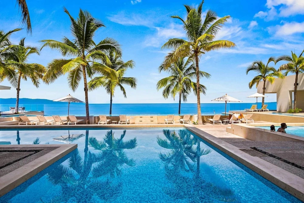 Luxury Apartment With Infinity Pool, Ocean Views, Balcony & Easy Downtown Access