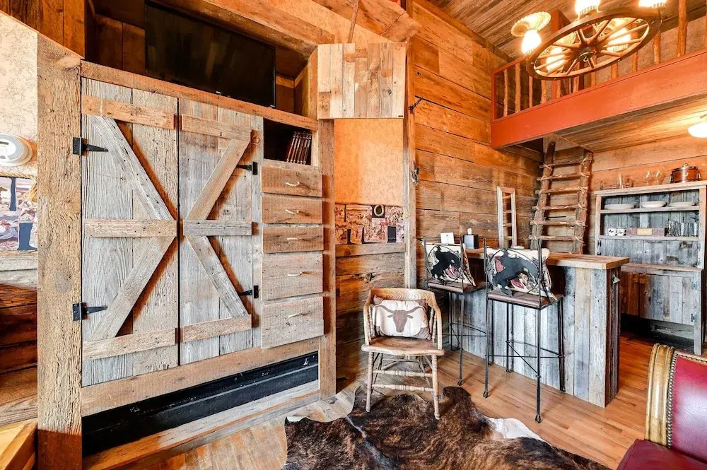 Western-themed Decatur Studio on Main Street!