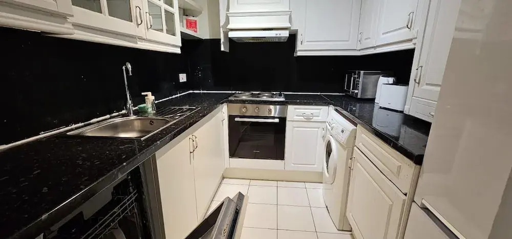 2 Bed Flat - Sleeps 4 - Parking - Balcony - Wifi