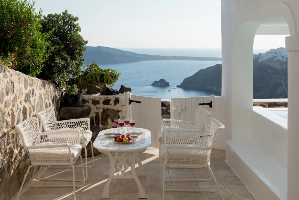 White House Villa with 3 bedrooms and amazing views at Oia
