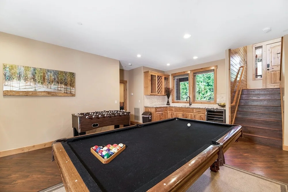 Big Bear Lodge W/ Sauna, Hot Tub, Decks & 4 Fireplaces 6 Bedroom Home