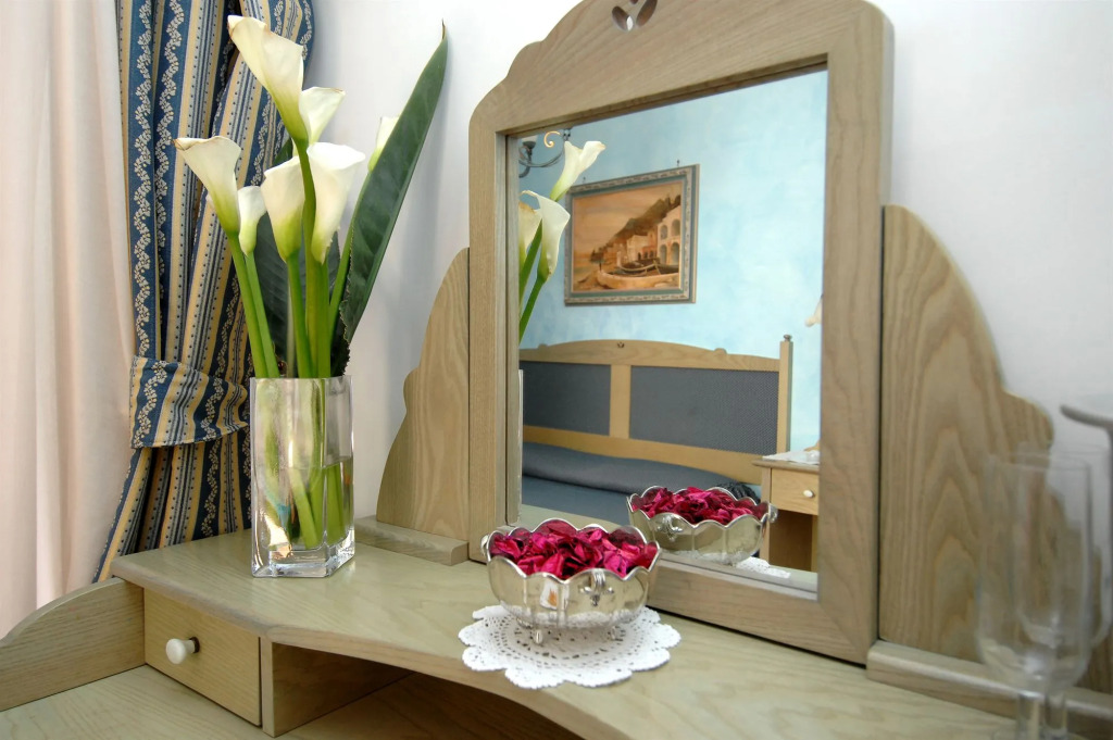 Hotel Antica Repubblica in the historical center 2 minutes away,at 170mt, from the Sea