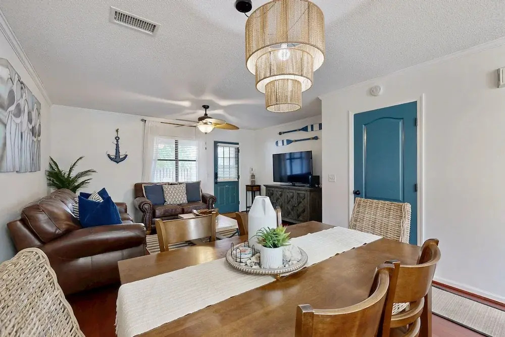 Snowbird-friendly Condo With Patio, Central AC, W/d, Pool & Tennis - Near Beach