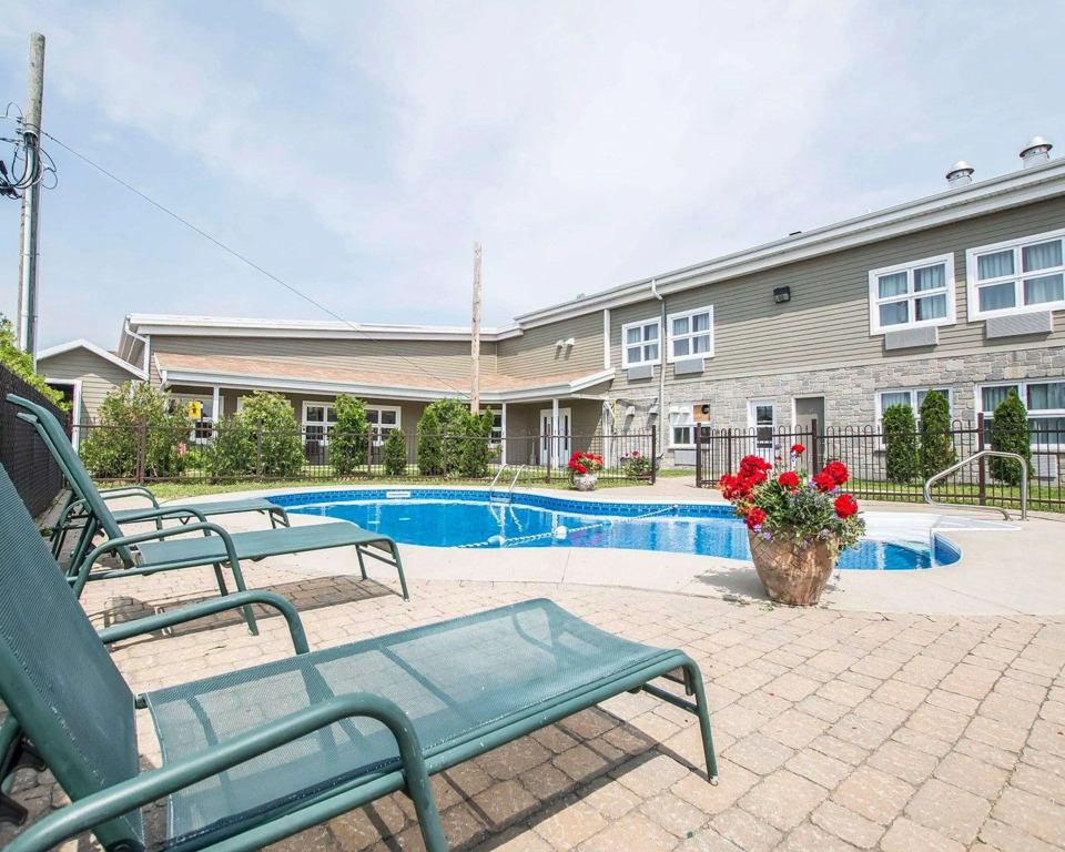 Econo Lodge Inn & Suites