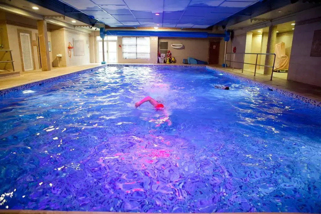 Four Seasons Hotel & Leisure Club