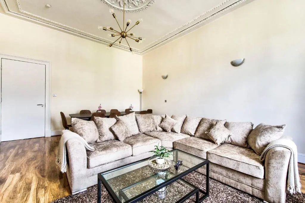 Stunning 5 bedroom apt, close to city centre, SEC, Hydro and motorway