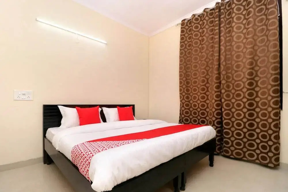 Hotel Sunroof By OYO Rooms