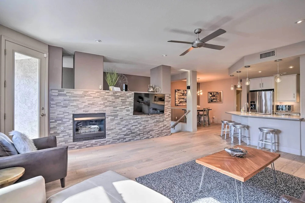 Beautiful Scottsdale Home - Walk to Shops & Golf