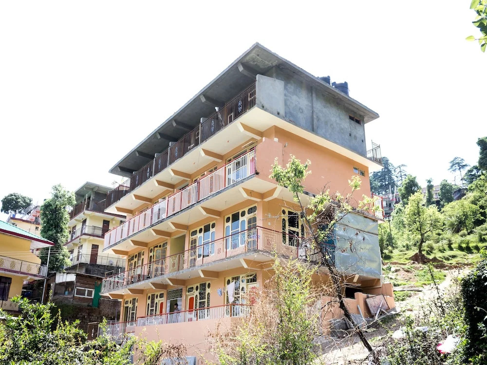 OYO 13829 Home Cozy Hill View Plaza McLoad Ganj