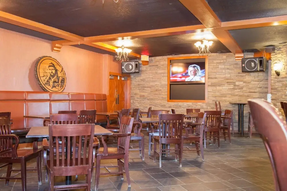Twin Pine Inn & Suites