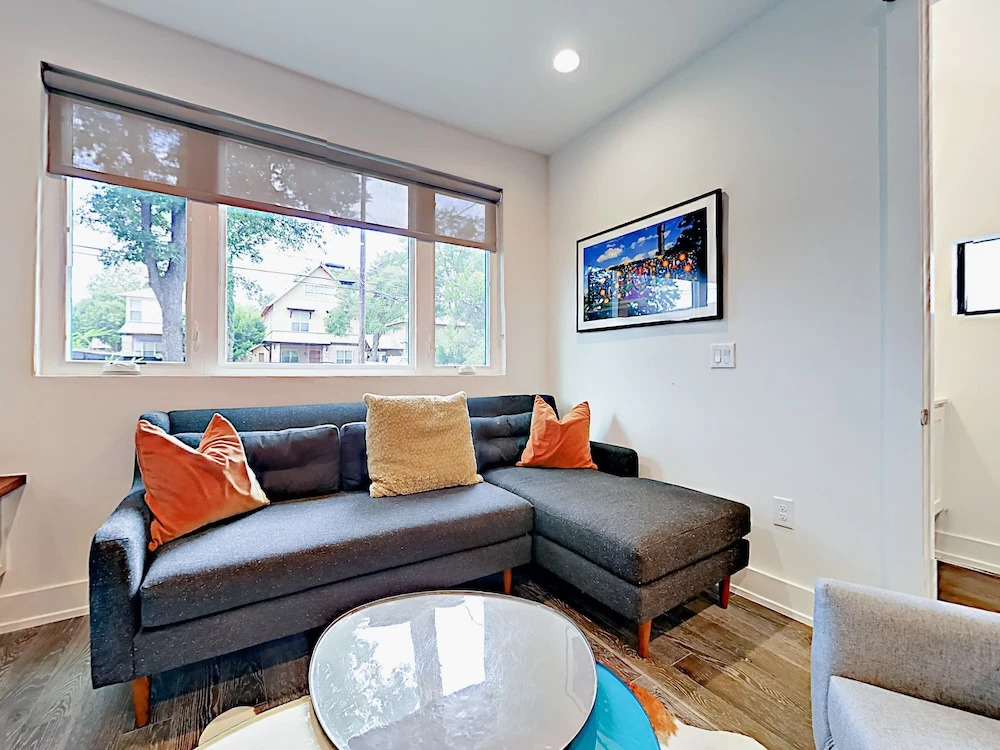 New 3br Near Dining & Entertainment 3 Bedroom Duplex