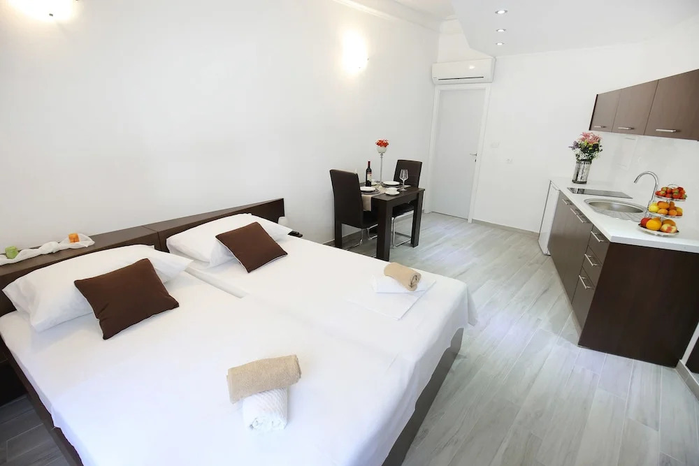 Deluxe MKC Apartments