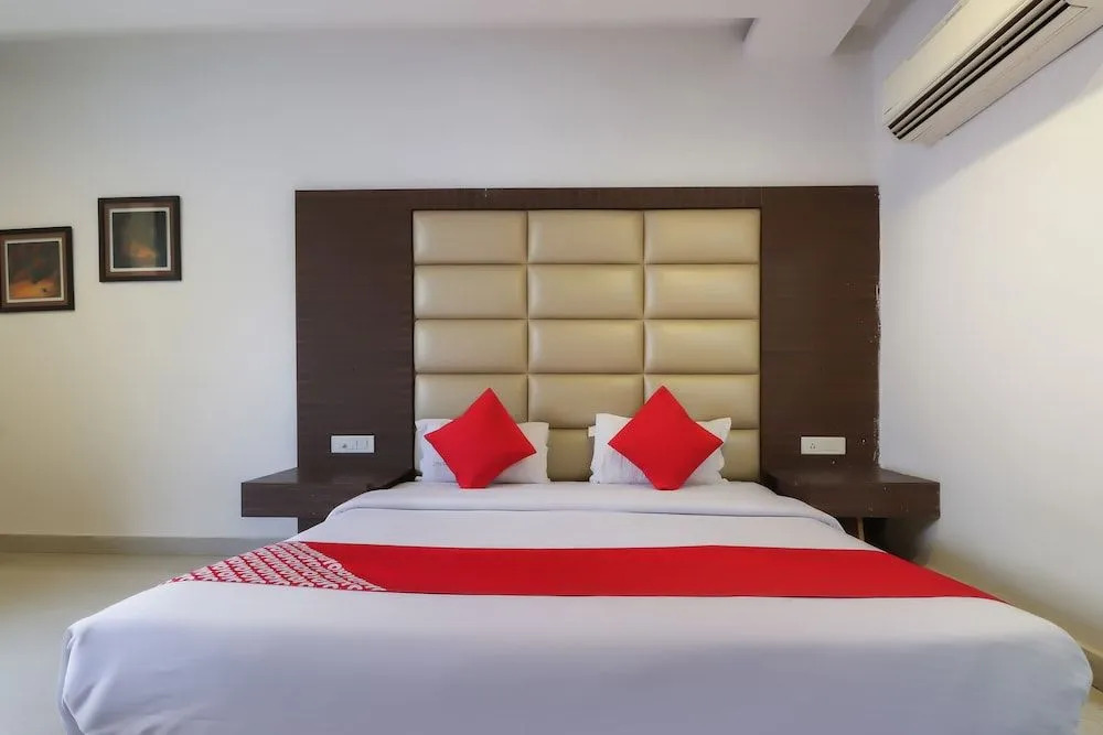 Oyo 60162 City Club And Hotels