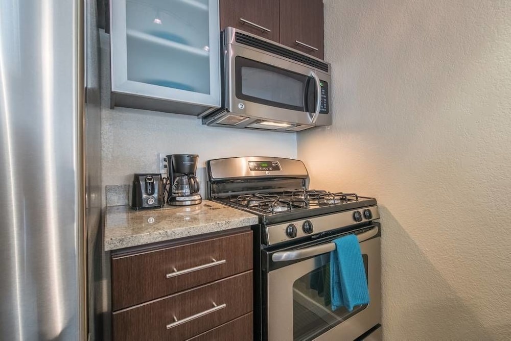 Luxury Suite, Heart of Hollywood, offered by Short Term Stay