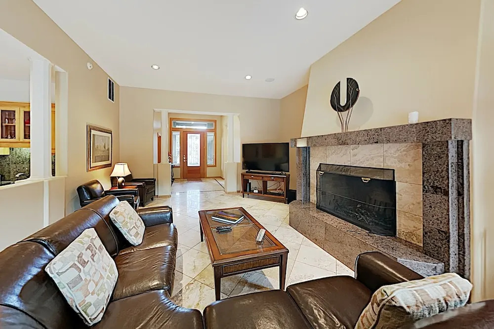 New Listing! Riverfront At River Glen W/ Hot Tub 3 Bedroom Home