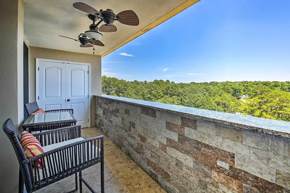 Updated Lake Daze Condo w/ Amazing Pool!