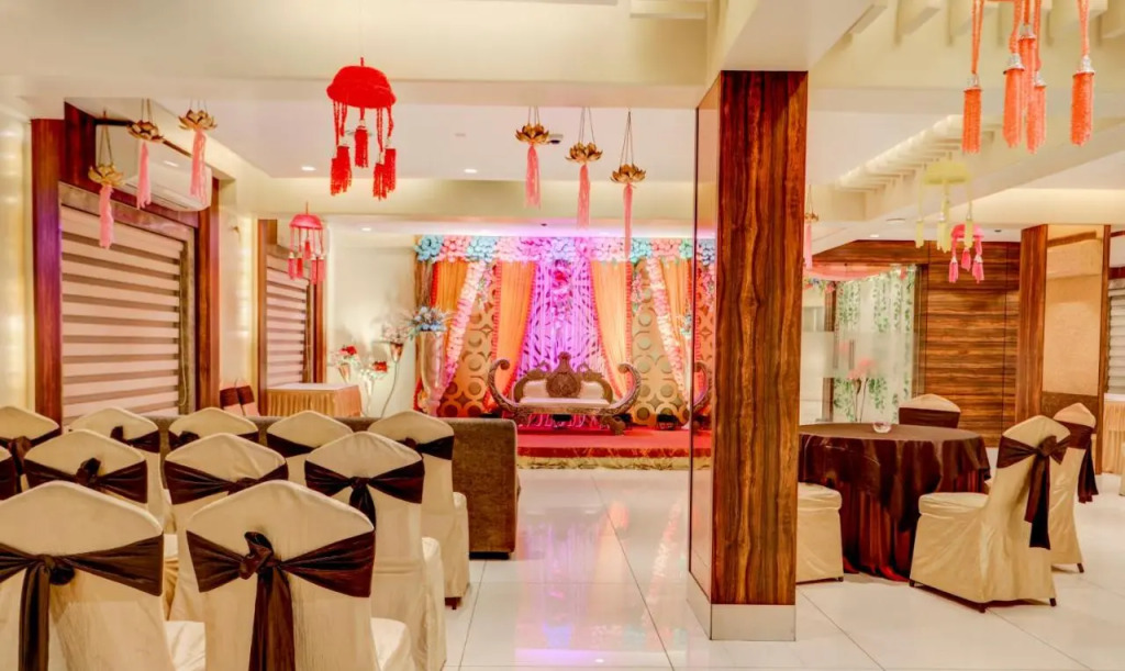 Treebo Radhe Palace, Lake Town