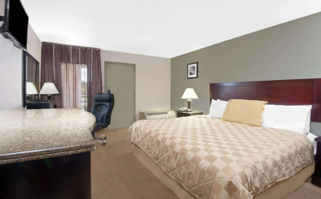 Howard Johnson Inn Cleveland Airport
