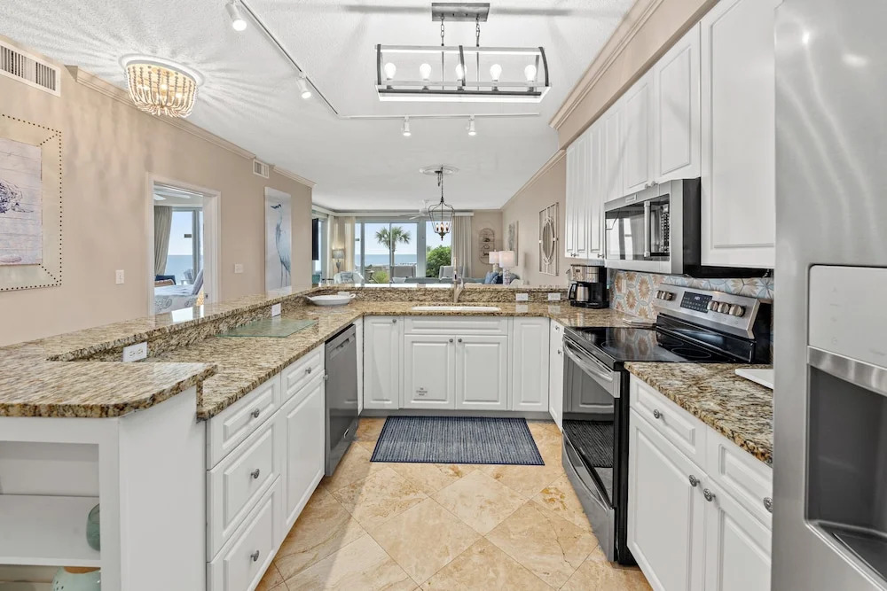 Elegant 4BD 4Ba with Stunning Ocean Views and direct Beach & Pool Access