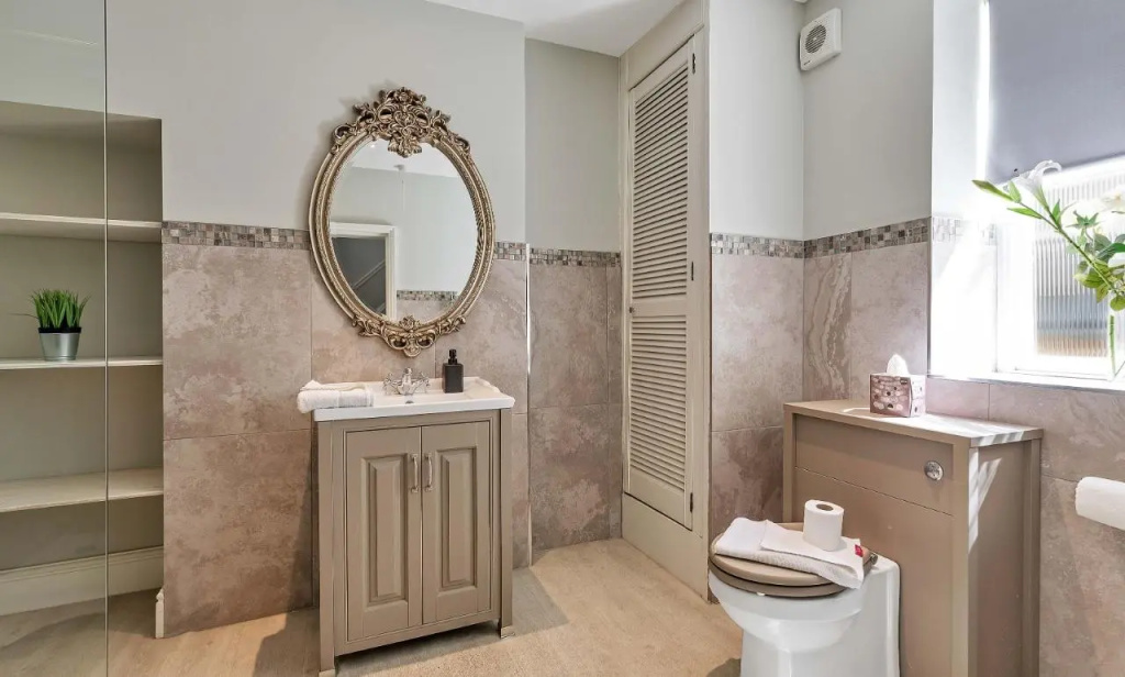 Central Pier Place | Large Group House | 20 metres from the Pier and beach