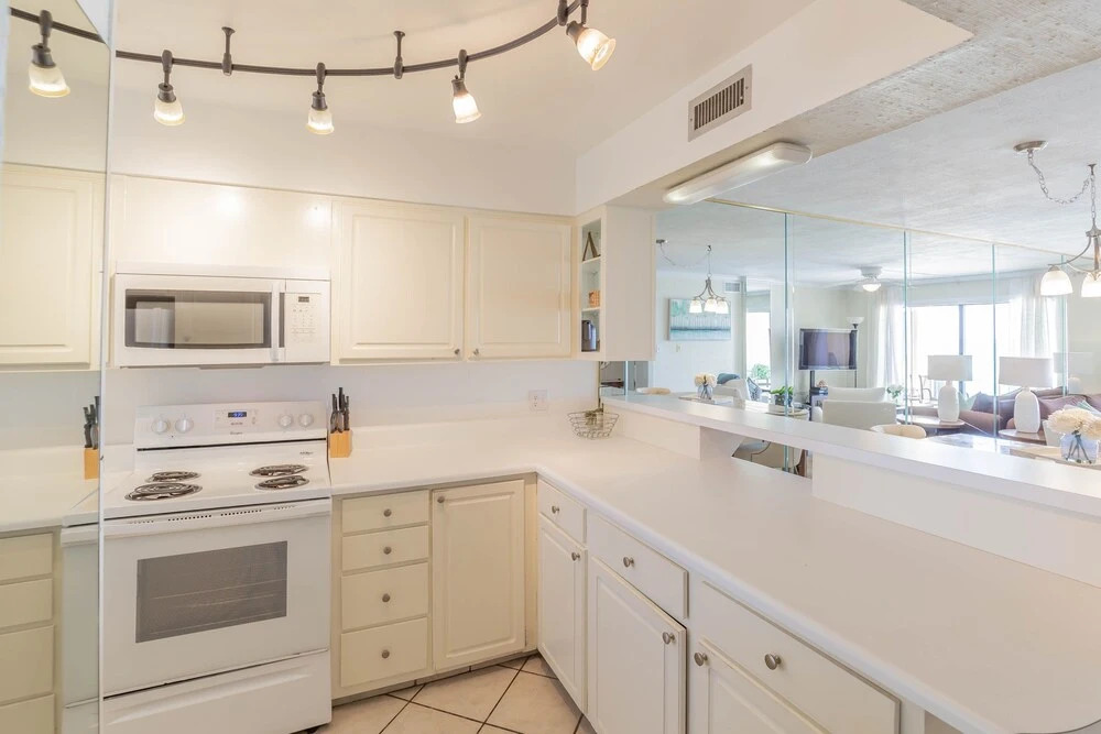 Regency Towers 714 2 Bedroom Condo by Redawning