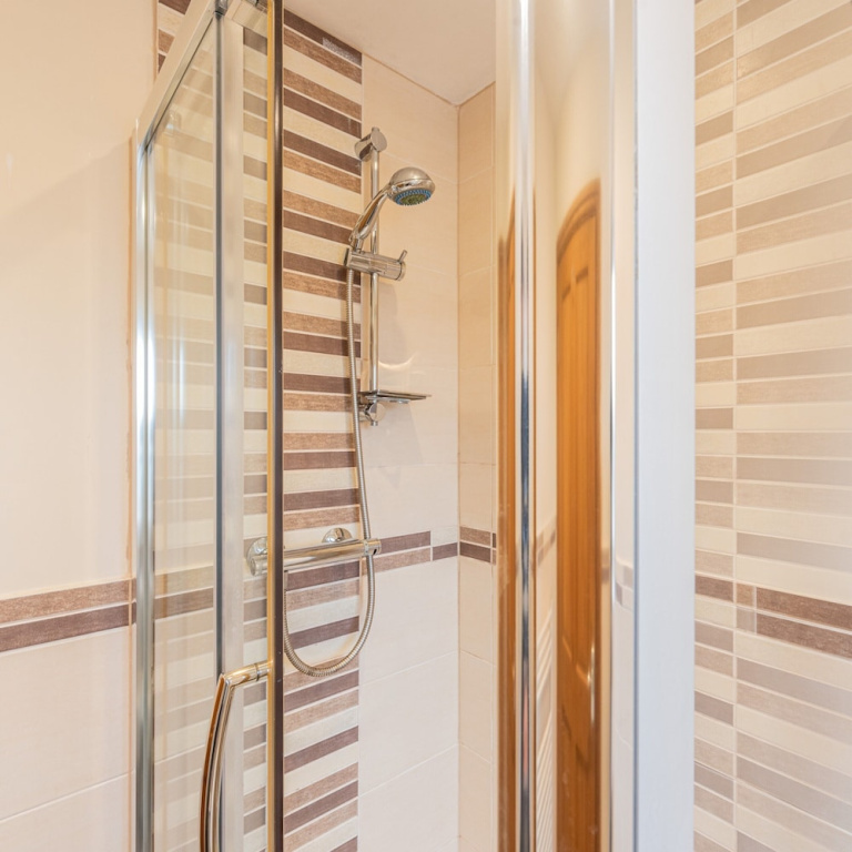 Spacious Country House for 14, Holywell, No Deposit