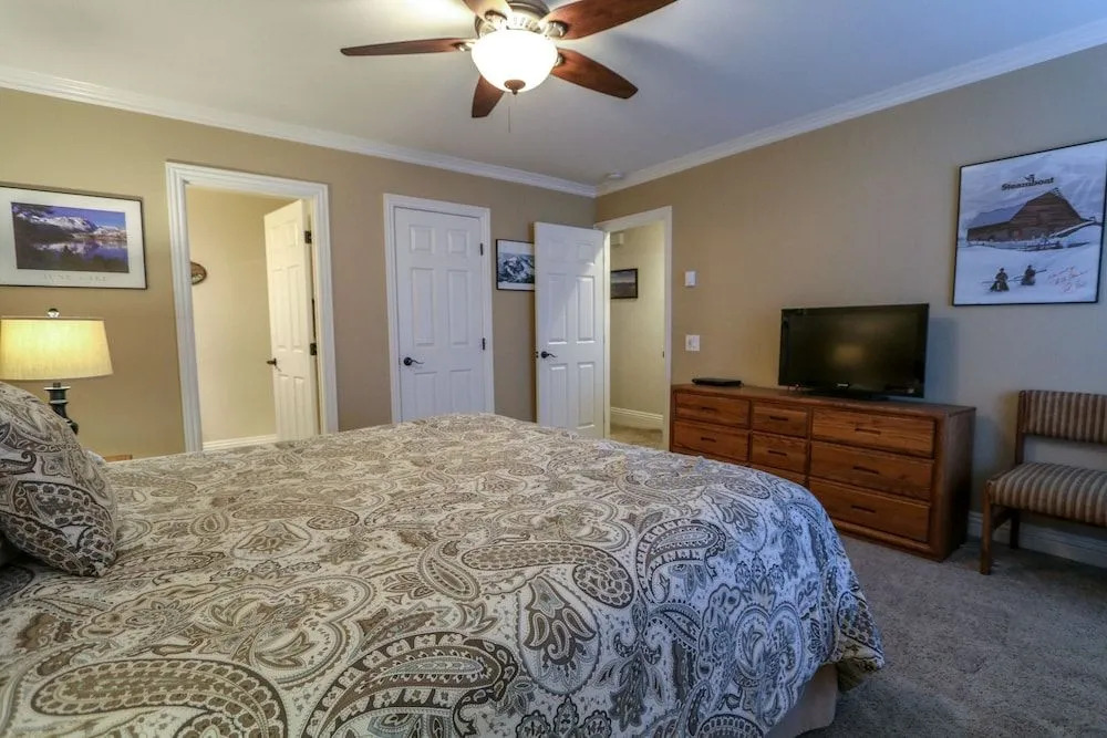 Horizons 4 165 Updated Condo, Walk to Town, On Shuttle Route to Lodges by RedAwning