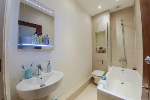 Finchley Central - Spacious Triplex