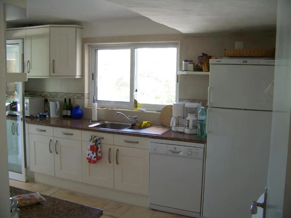 Castelo do Mar, 3 bedroom villa with private pool in large garden, 400m to beach and close to village