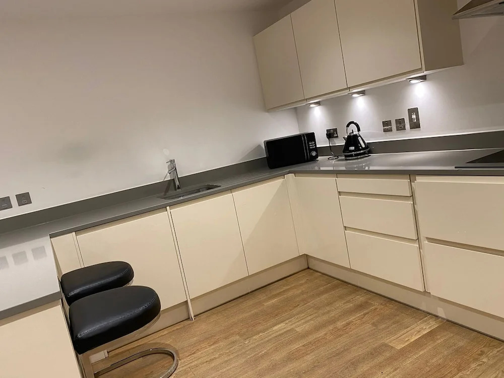 Stunning 2 Bed Apartment With Parking