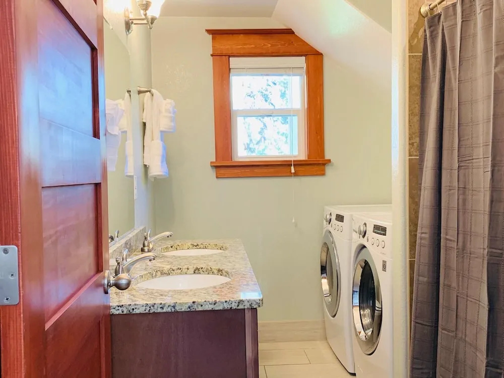 Chic Carriage House Near old Town W/free Bikes!