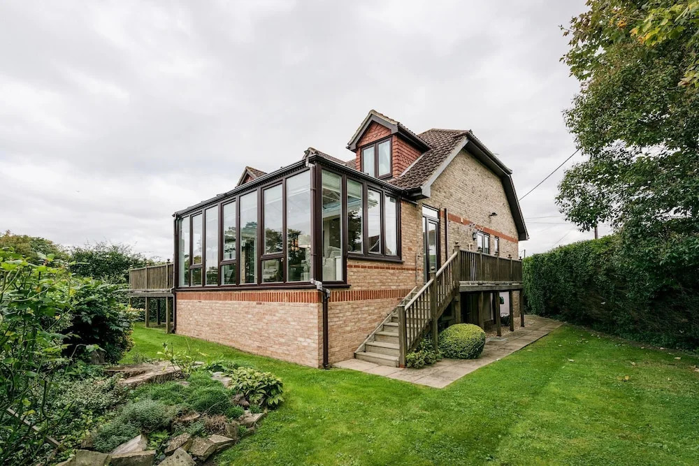 Luxury Riverside Home, Near Windsor Castle. Legoland & London Within 20 Minutes