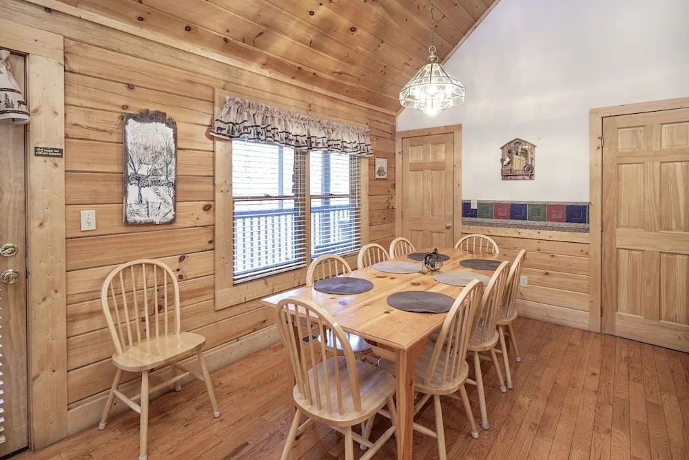 ER223 - Young's Hideaway Great Location - Close To Town! 4 Bedroom Cabin by RedAwning