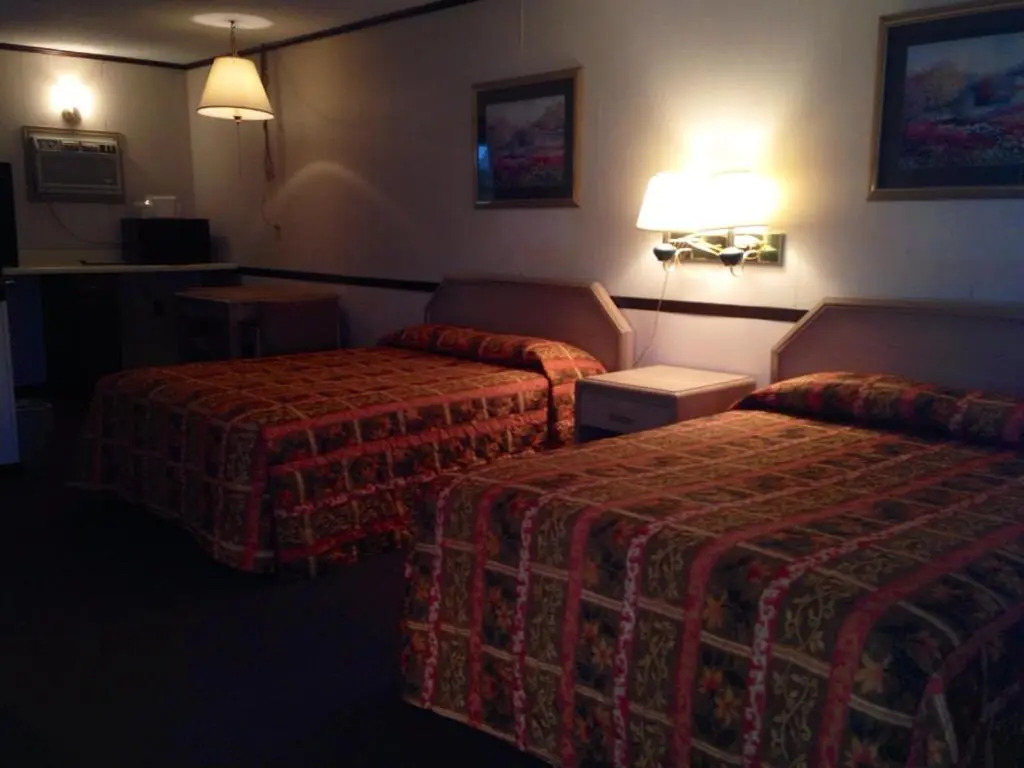 Twin Pine Motel