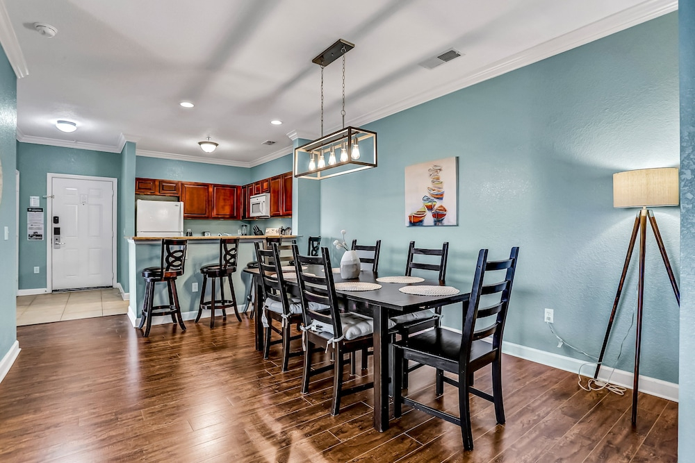 Fantastic Lake-view Condo With Pool, hot Tub, Balcony, AC & Kitchen -near Disney