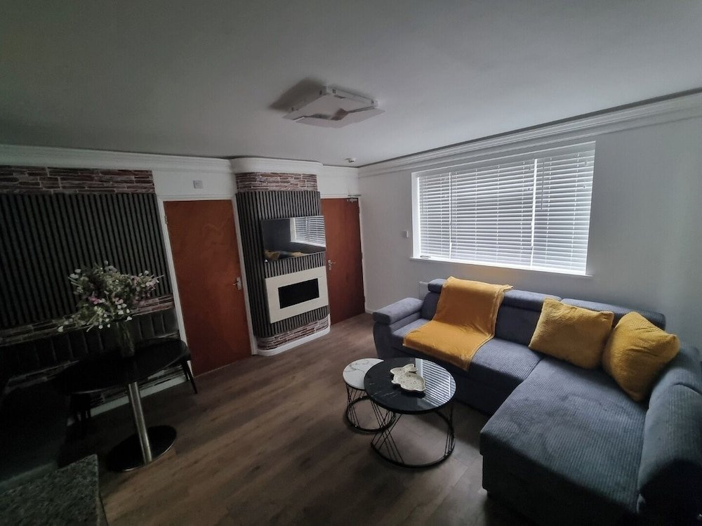 Apartment Sleeps 4 With Enclosed Garden