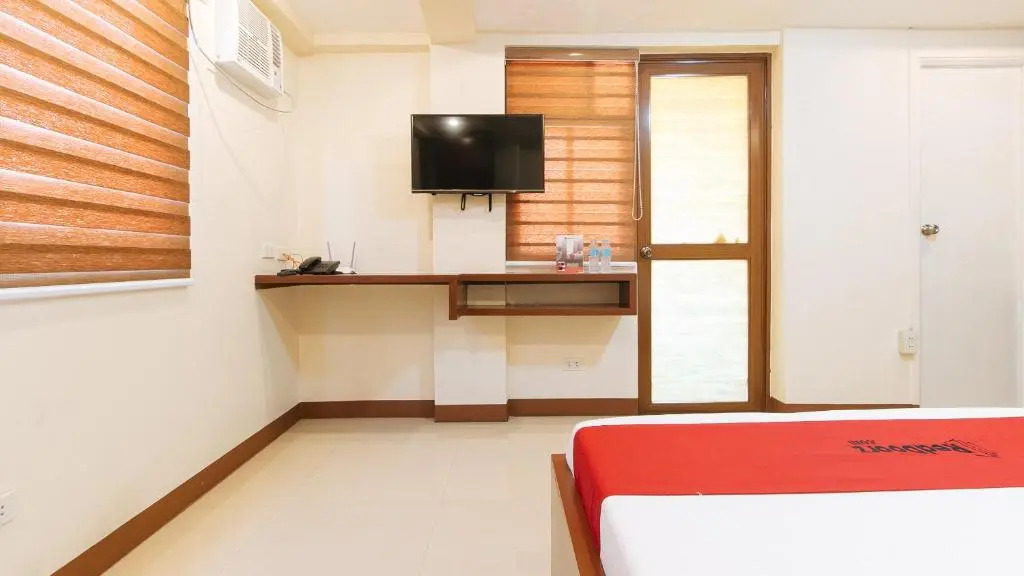 RedDoorz Plus near Uptown BGC Mall