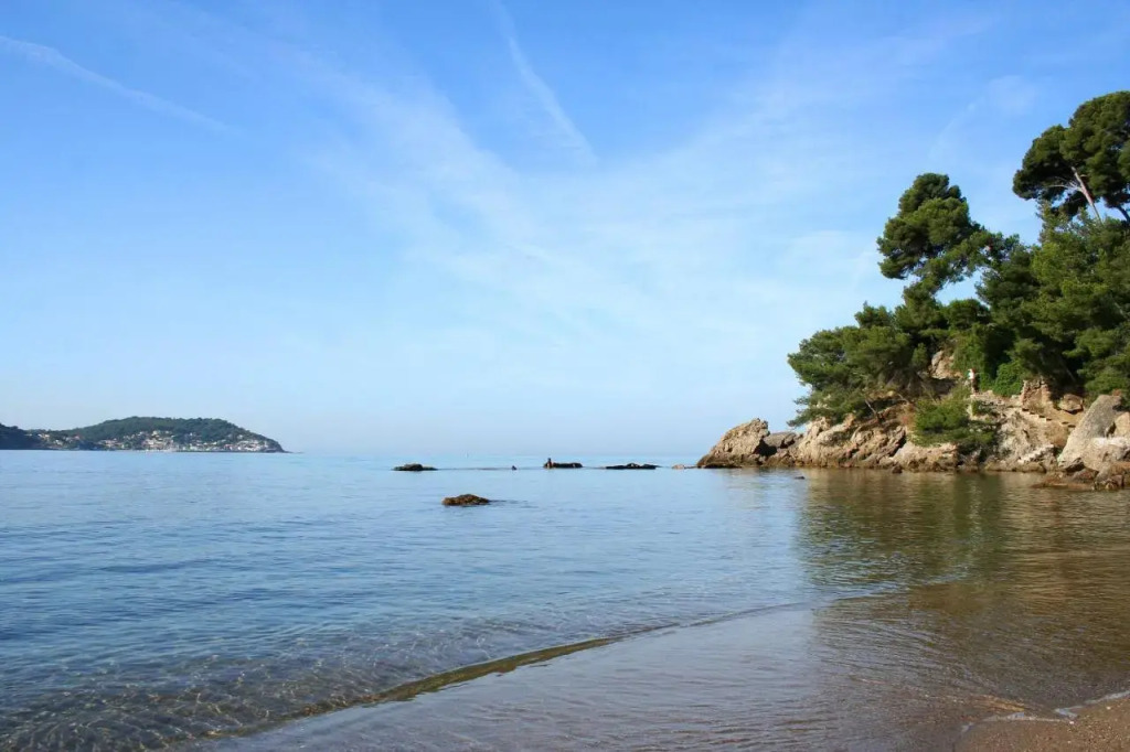 Duplex maison de village, plages, LESCLESDENICOLE