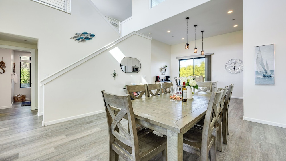Beachfront 2BR w/ Deck, Views & Direct Sand Access Strand Way A