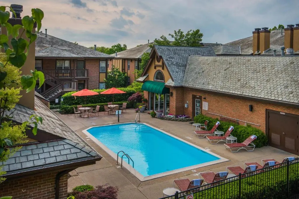 Cloverleaf Suites
