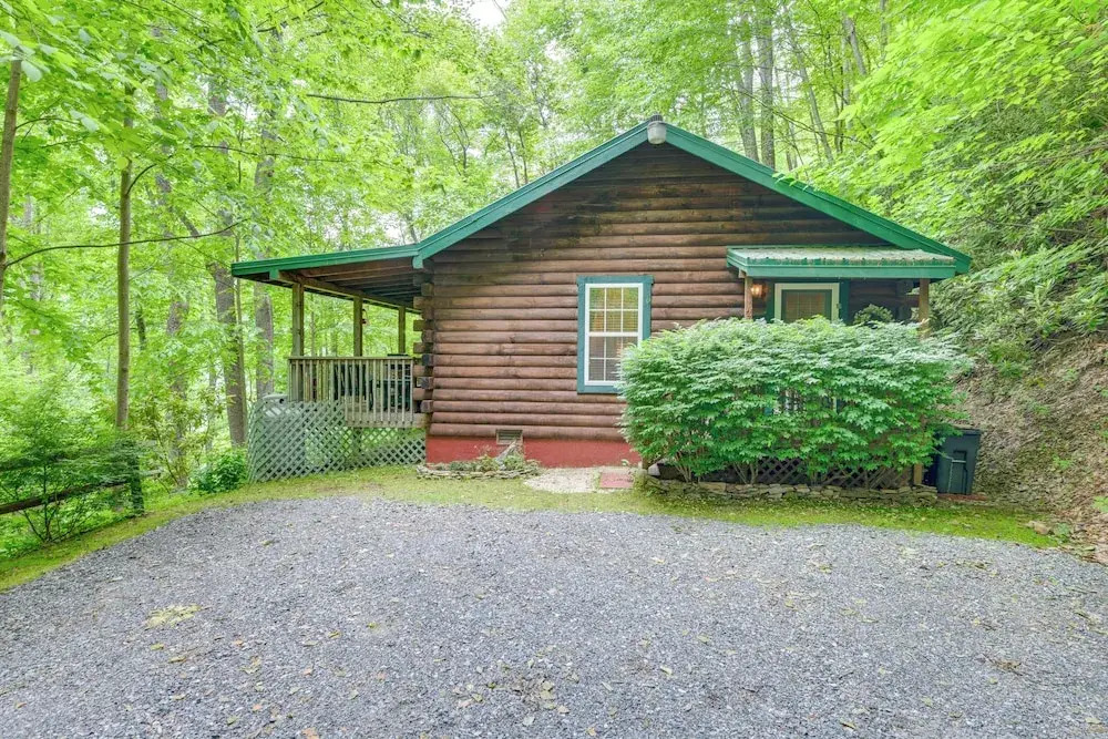 Serene Maggie Valley Retreat w/ Deck & Hot Tub!