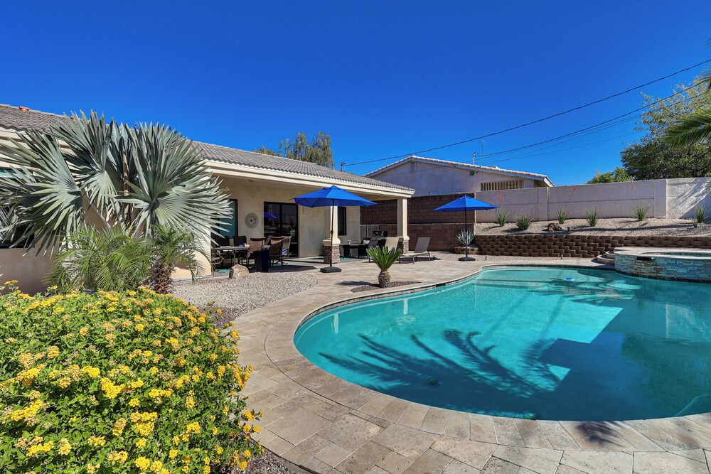 Pool & Hot Tub: Luxe Lake Havasu Home