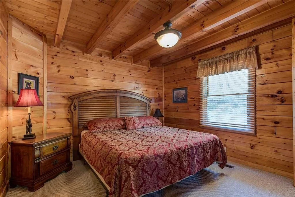 Chalet of Dreams, 2 Bedrooms, Sleeps 6, Pool Table, WiFi, Hot Tub, Mtn View