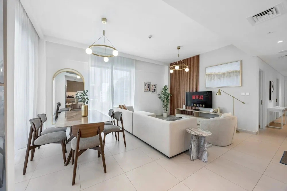 Dubai Creek Gem, Stylish Condo With Two Balconies